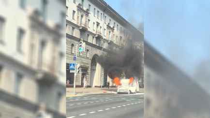 На видео попало, как на центральном проспекте Минска пылал микроавтобус