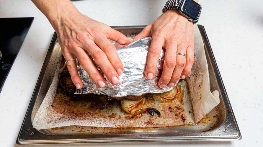 Какой стороной заворачивать еду в фольгу при готовке? Вот что ответили её производители