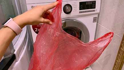 Зачем класть магазинный пакет в стиральную машину? Этот трюк избавит от 2 проблем во время стирки