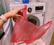 Зачем класть магазинный пакет в стиральную машину? Этот трюк избавит от 2 проблем во время стирки