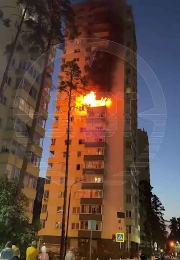 Горящие многоэтажки, закрытые аэропорты и перекрытые трассы. Подмосковье атаковали десятки беспилотников