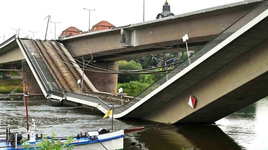 Существует опасность для жизни — В Дрездене рухнул мост через Эльбу