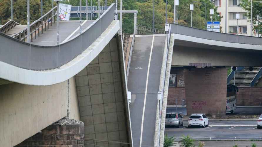 Существует опасность для жизни — В Дрездене рухнул мост через Эльбу