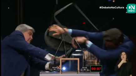 Кандидат в мэры Сан-Паулу ударил оппонента стулом в прямом эфире