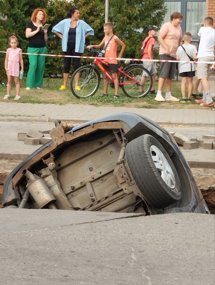 В Бобруйске машина провалилась под асфальт