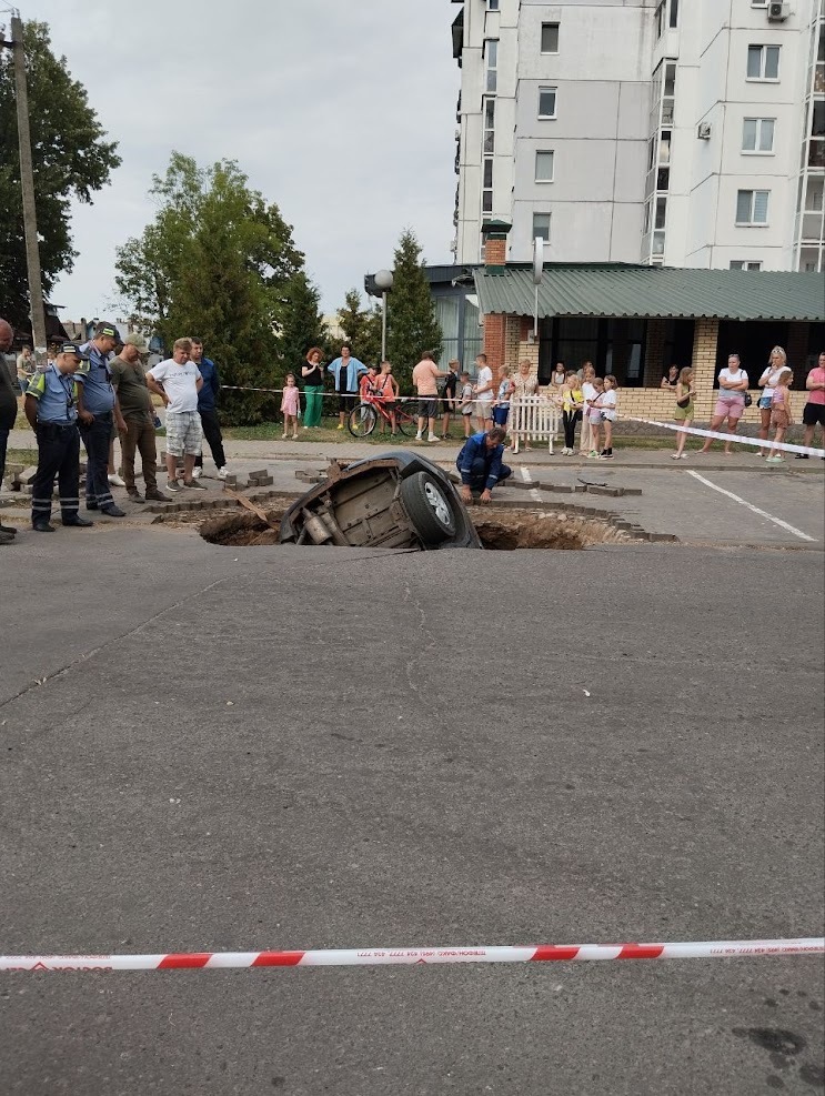 В Бобруйске машина провалилась под асфальт