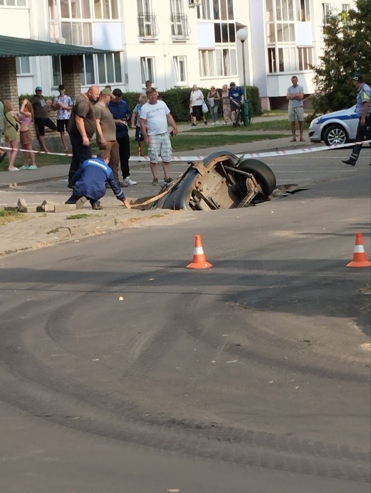 В Бобруйске машина провалилась под асфальт