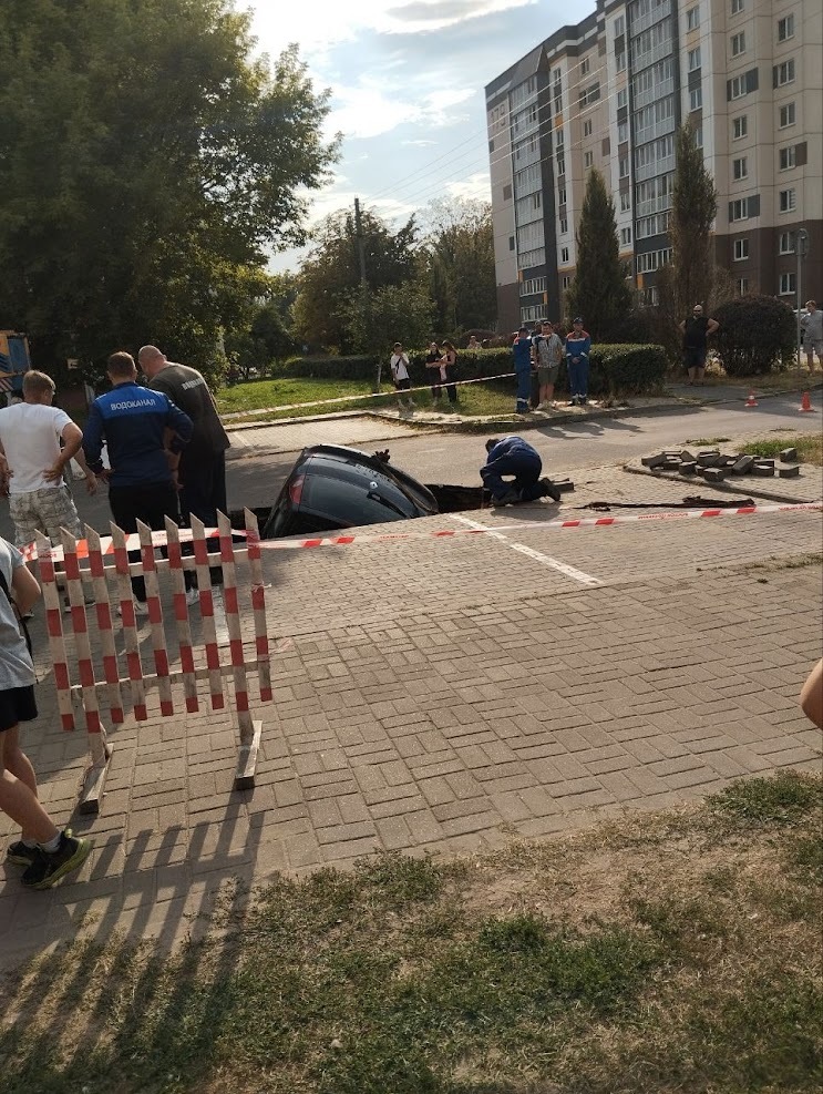 В Бобруйске машина провалилась под асфальт