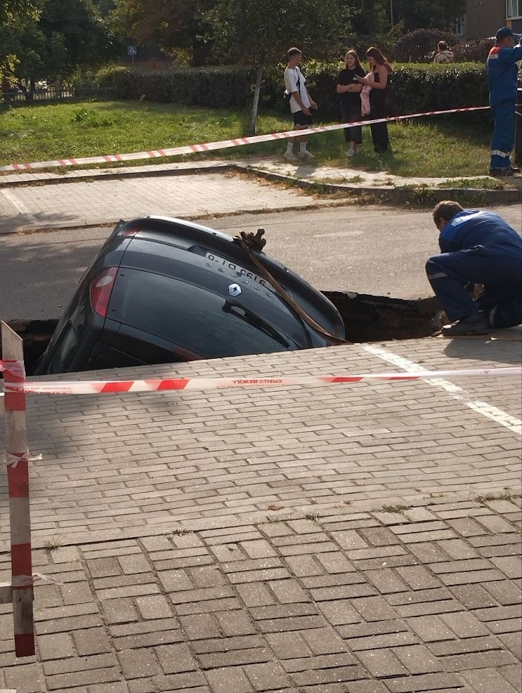 В Бобруйске машина провалилась под асфальт