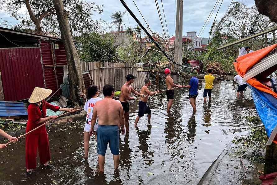 Летающие люди, танцующие здания и отзывчивые автомобилисты. Соцсети наводнили видео последствий супертайфуна Яги, потрепавшего всю Азию
