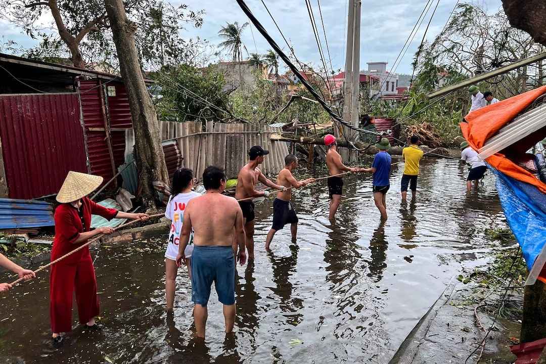 Летающие люди, танцующие здания и отзывчивые автомобилисты. Соцсети наводнили видео последствий супертайфуна Яги, потрепавшего всю Азию