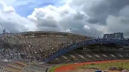 Появилось видео, как в Малайзии за считанные секунды снесли стадион на 80 тыс. человек