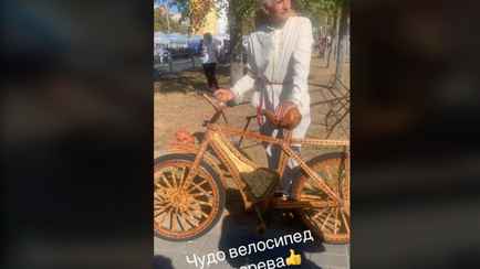 «Семь лет делал» — В Жлобине ремесленник показал деревянный велосипед