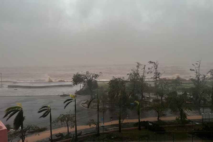 Летающие люди, танцующие здания и отзывчивые автомобилисты. Соцсети наводнили видео последствий супертайфуна Яги, потрепавшего всю Азию