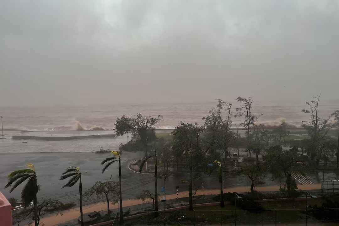 Летающие люди, танцующие здания и отзывчивые автомобилисты. Соцсети наводнили видео последствий супертайфуна Яги, потрепавшего всю Азию