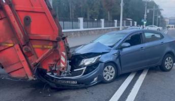 В центре Минска легковушка врезалась в мусоровоз – двое в больнице