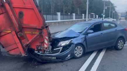 В центре Минска легковушка врезалась в мусоровоз – двое в больнице