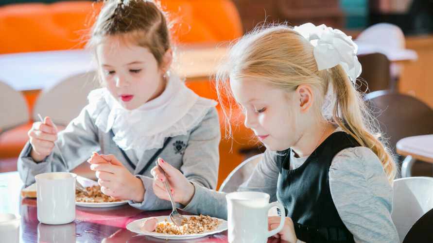 Эти 4 продукта повысят успеваемость ребёнка в школе? Диетолог назвала "идеальную" еду