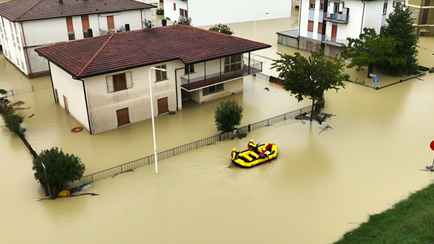 «Река взорвалась» — В Италии из-за шторма «Борис» эвакуировали более 1000 человек