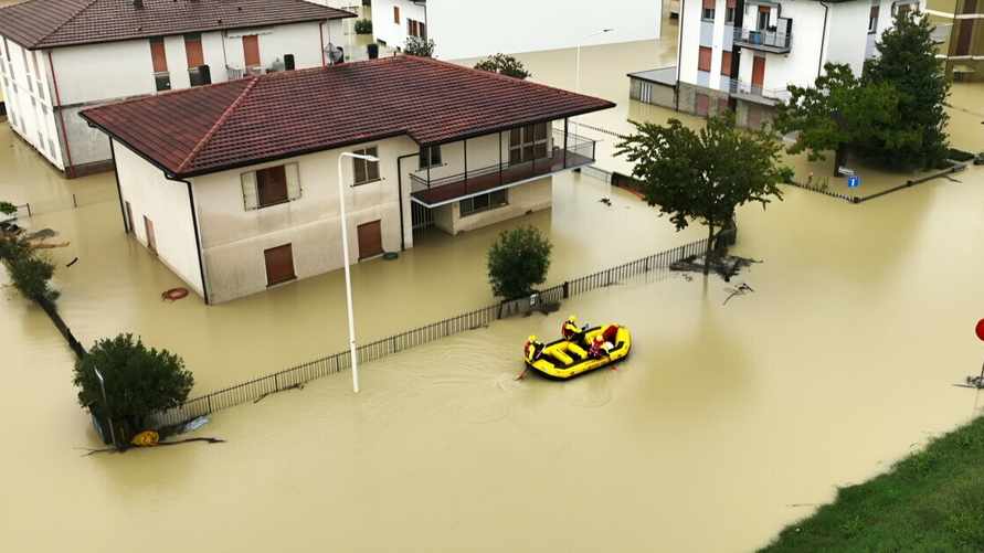 "Река взорвалась" — В Италии из-за шторма "Борис" эвакуировали более 1000 человек