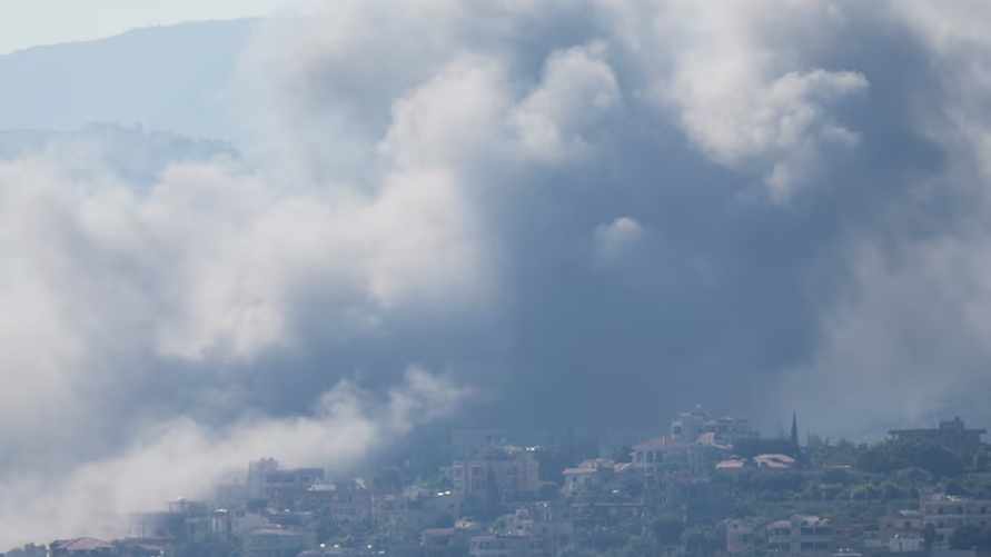 Дым после обстрелов на юге Ливана / Reuters