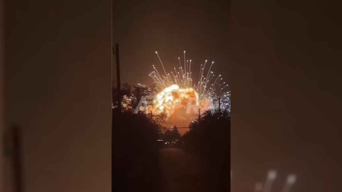 В России беспилотники подорвали два склада боеприпасов. Власти уже эвакуировали 1200 человек