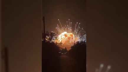 В России беспилотники подорвали два склада боеприпасов. Власти уже эвакуировали 1200 человек