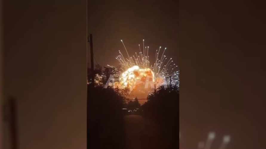 В России беспилотники подорвали два склада боеприпасов. Власти уже эвакуировали 1200 человек