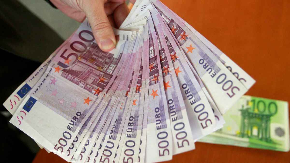 В Литве назвали зарплаты министров и депутатов. А что известно о доходах белорусских?