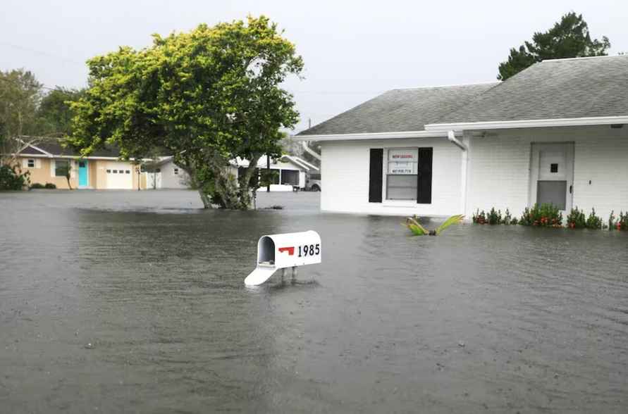 Более 100 млрд долларов ущерба и 16 погибших. В США начали подсчитывать урон от урагана Милтон