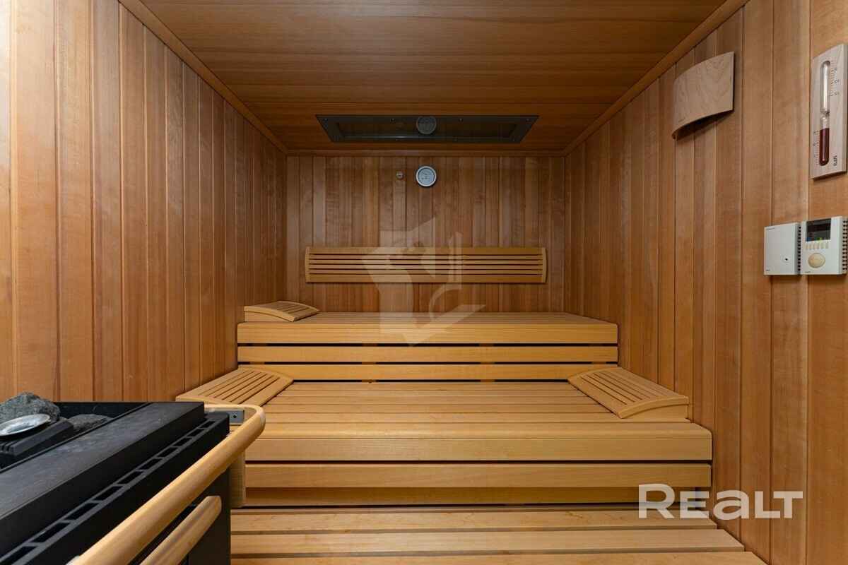 В Минске выставили на продажу 3-уровневую квартиру с баней, сауной и бассейном. Сколько попросили?