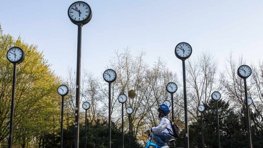 Вся Европа перешла на зимнее время. Почему белорусы нет и когда им пришлось переводить стрелки на 10 минут?