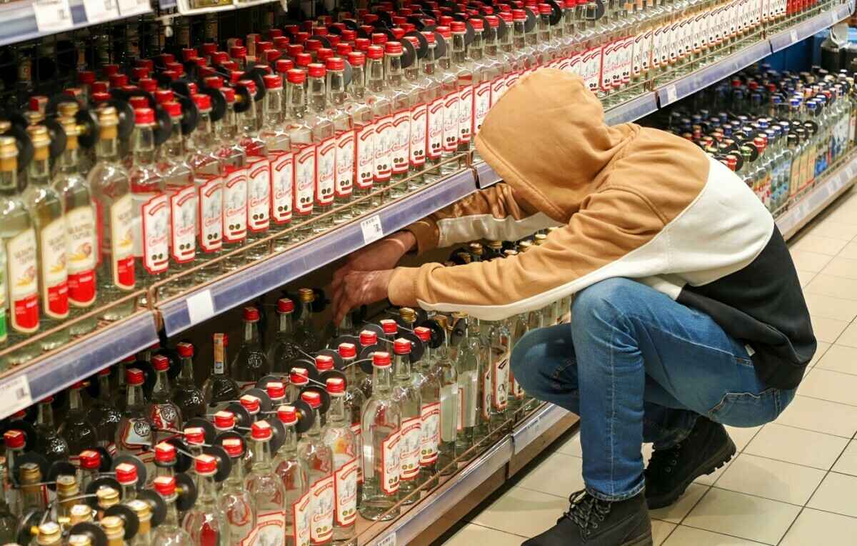 12% людей после употребления алкоголя испытывают "беспокойство". Эксперты рассказали, болезнь это или норма и как избежать