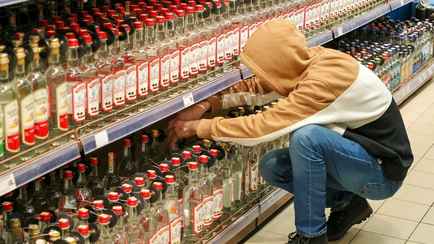 12% людей после употребления алкоголя испытывают «беспокойство». Эксперты рассказали, болезнь это или норма и как избежать