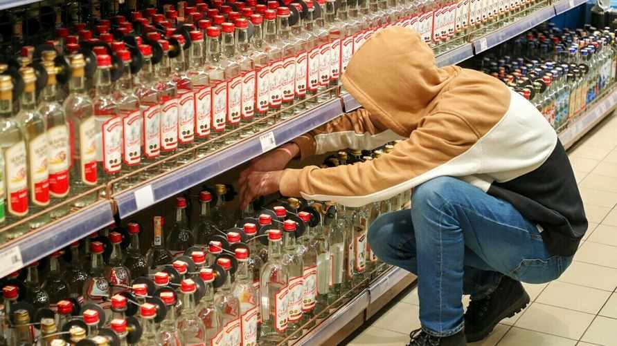 12% людей после употребления алкоголя испытывают "беспокойство". Эксперты рассказали, болезнь это или норма и как избежать