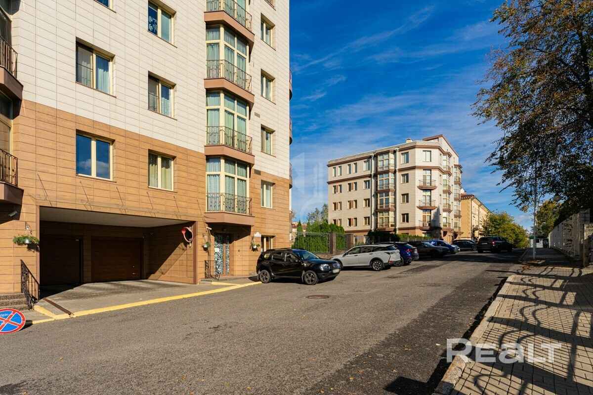 В Минске выставили на продажу 3-уровневую квартиру с баней, сауной и бассейном. Сколько попросили?