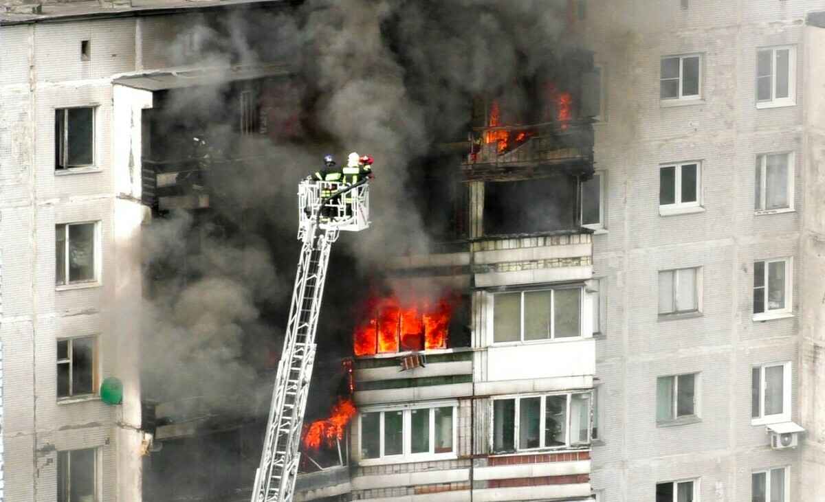 Кто заплатит, если во время тушения пожара повредили соседнюю квартиру? В МЧС Беларуси дали ответ