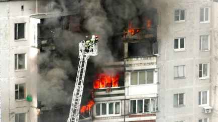Кто заплатит, если во время тушения пожара повредили соседнюю квартиру? В МЧС Беларуси дали ответ