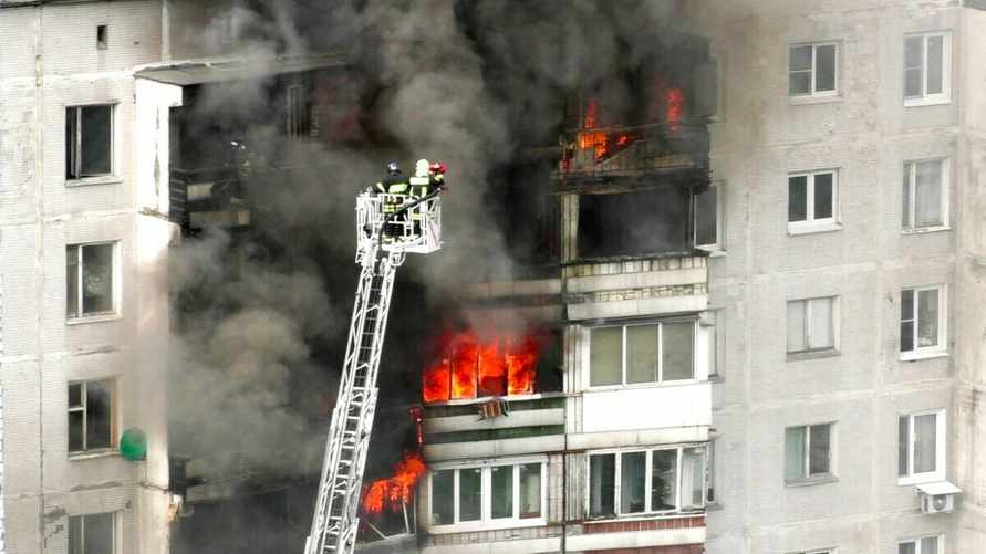 Кто заплатит, если во время тушения пожара повредили соседнюю квартиру? В МЧС Беларуси дали ответ