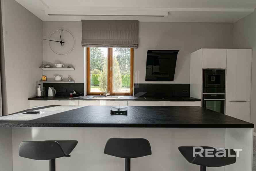 В Минске выставили на продажу 3-уровневую квартиру с баней, сауной и бассейном. Сколько попросили?