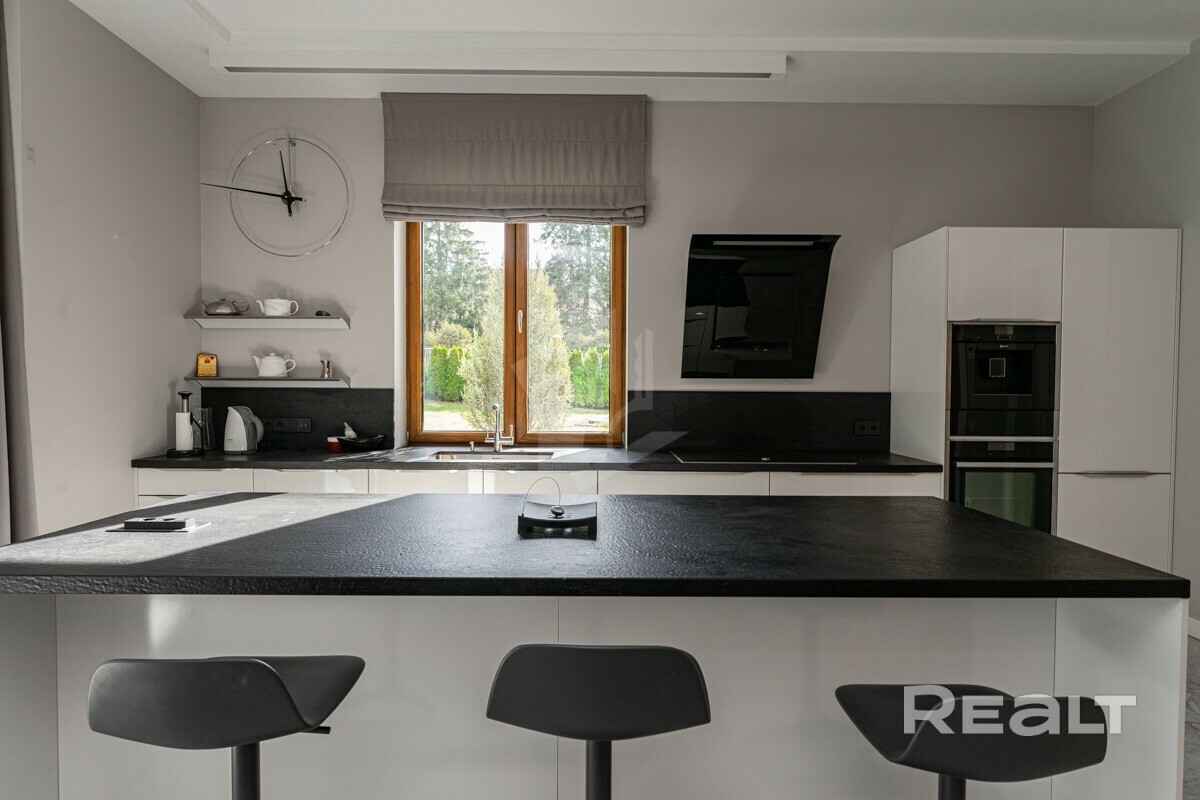 В Минске выставили на продажу 3-уровневую квартиру с баней, сауной и бассейном. Сколько попросили?