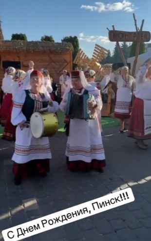 «Почему вы не рокер?» — "Зажигалочки" из деревни на Пинщине взорвали TikTok своими танцами