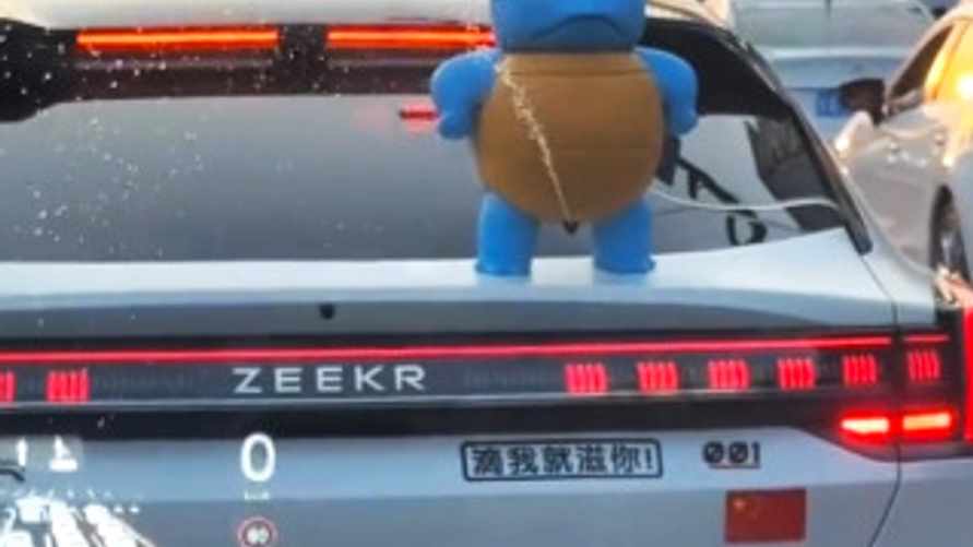 "Не сдержался..." — Китаец поставил на машину писающую черепашку, которая срабатывает при нарушении дистанции