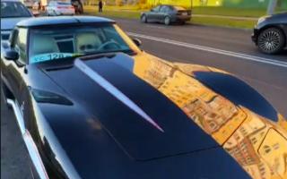 «У меня в GTA такая есть» — В Минске заметили коллекционный Chevrolet Corvette C3 1974 года