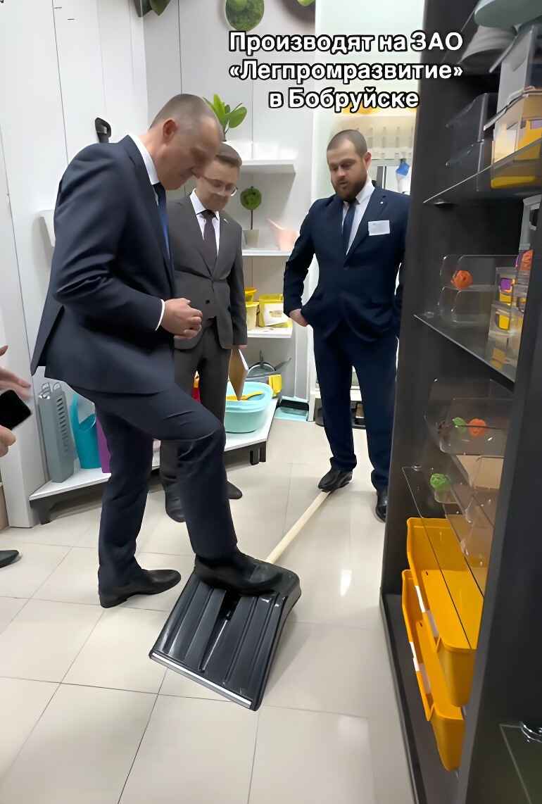 «Цена — как крыло от Boeing?» — Глава Могилёвщины протестировал «уникальную лопату, которую невозможно сломать»