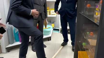 «Цена — как крыло от Boeing?» — Глава Могилёвщины протестировал «уникальную лопату, которую невозможно сломать»