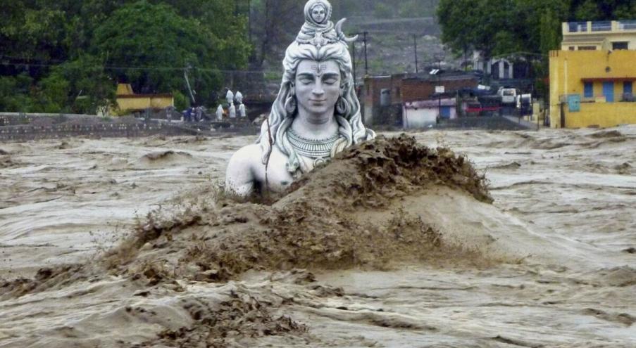 На кадрах из города Валенсия видно, как вода