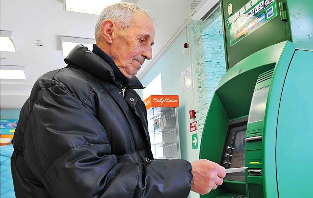 «Беларусбанк» разрешил оформлять пенсионную карточку не выходя из дома