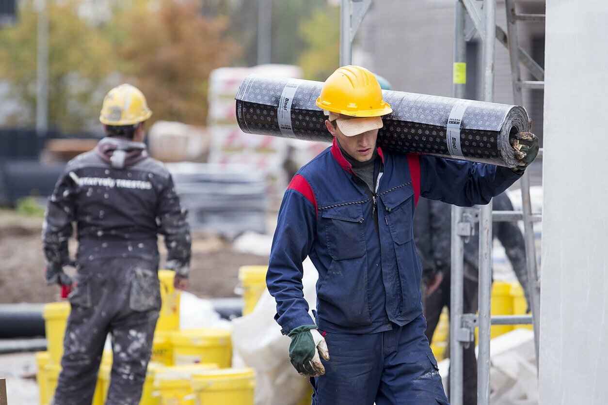 Больше половины литовцев признались, что недовольны своими зарплатами. Сколько получают?