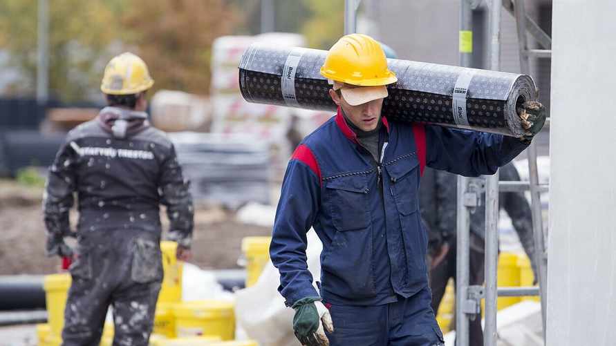 Больше половины литовцев признались, что недовольны своими зарплатами. Сколько получают?